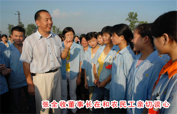 张董事长在给经过培训的新工人亲切交谈