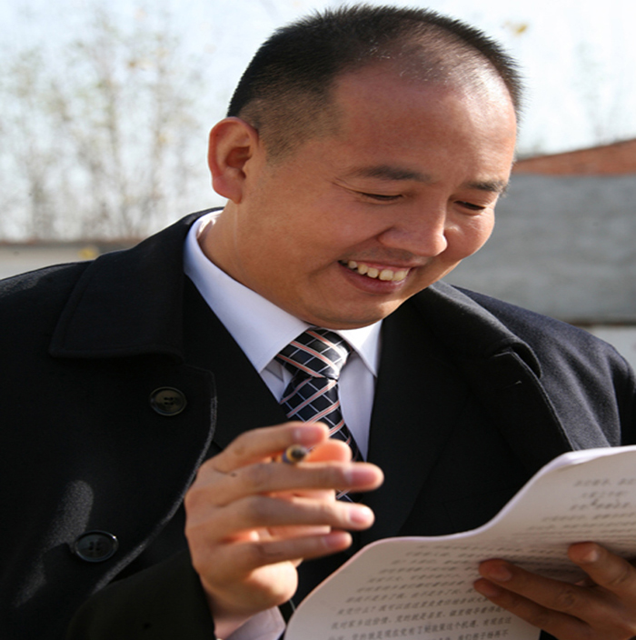 董事长在批阅文件
