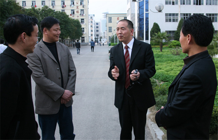 董事长在学校考察