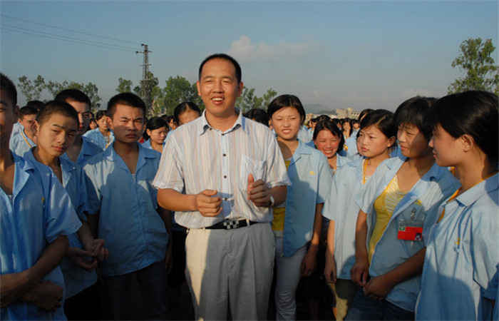 和员工亲切交谈