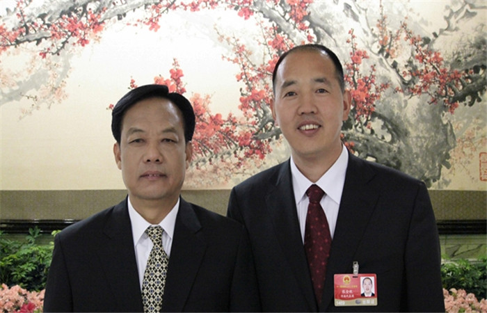 张全收董事长和原东莞市政协主席李毓全合影留念