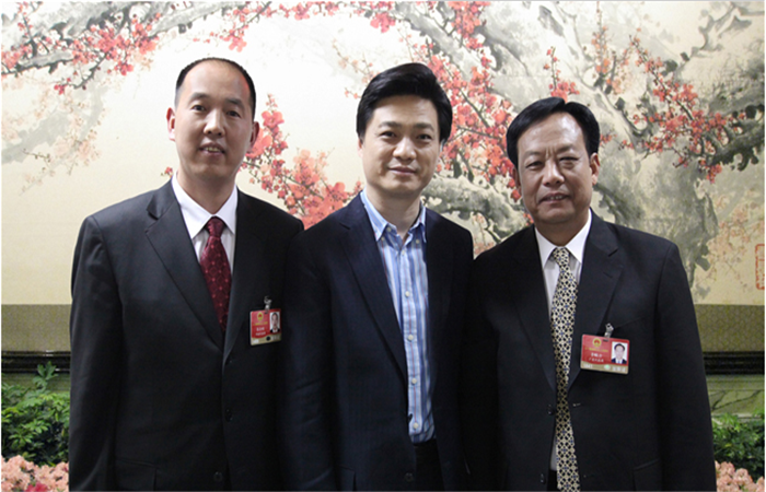 张全收董事长和中央电视台著名主持人崔永元、原东莞市政协主席李毓全合影留念